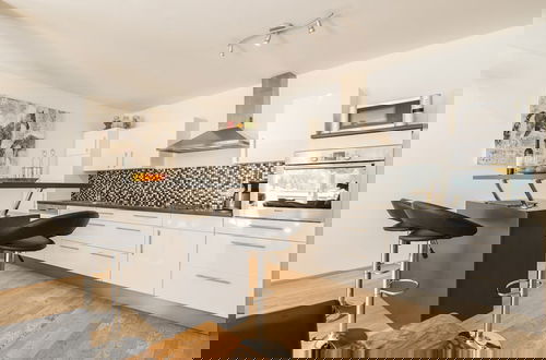 Photo 7 - Spacious Apartment With Mountain View