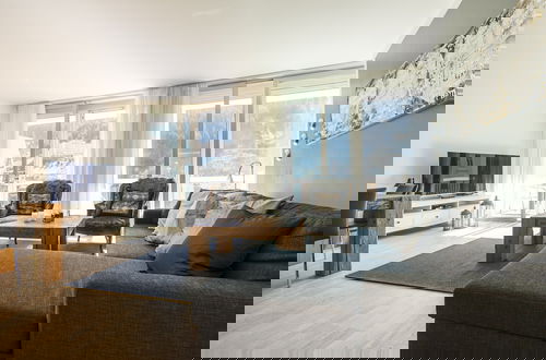 Photo 9 - Spacious Apartment With Mountain View