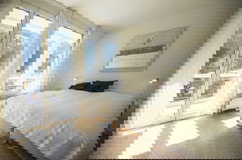 Photo 3 - Spacious Apartment With Mountain View