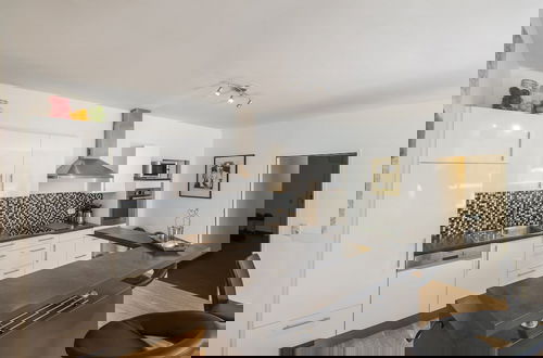 Photo 8 - Spacious Apartment With Mountain View