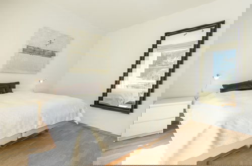 Photo 4 - Spacious Apartment With Mountain View