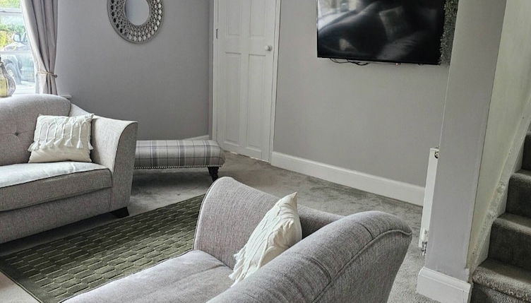 Photo 1 - The Sweetbriar Cottage3 Bedroom House in Leeds