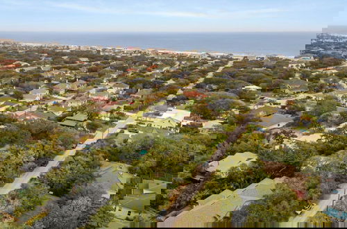 Foto 7 - Beach Bungalow 1blck to Beach w/ Hot Tub & Game Room Haven Grove by Avantstay