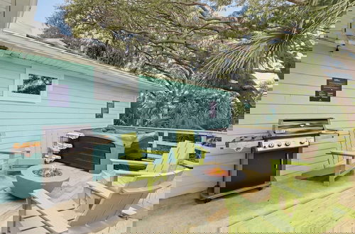 Foto 1 - Beach Bungalow 1blck to Beach w/ Hot Tub & Game Room Haven Grove by Avantstay