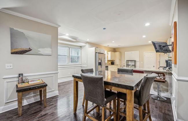 Elegant 5br Townhome In Prime Location 5 Bedroom Townhouse by RedAwning - Photo 16