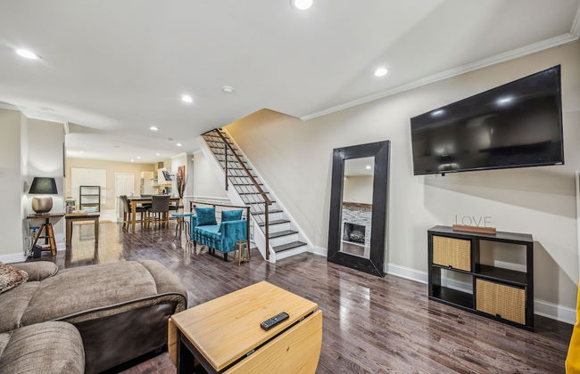 Elegant 5br Townhome In Prime Location 5 Bedroom Townhouse by RedAwning - Photo 17