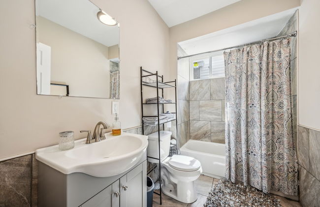 Elegant 5br Townhome In Prime Location 5 Bedroom Townhouse by RedAwning - Photo 25