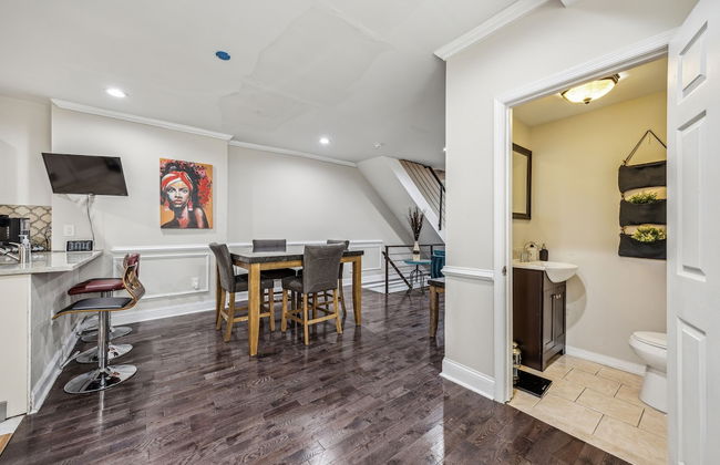 Elegant 5br Townhome In Prime Location 5 Bedroom Townhouse by RedAwning - Photo 12