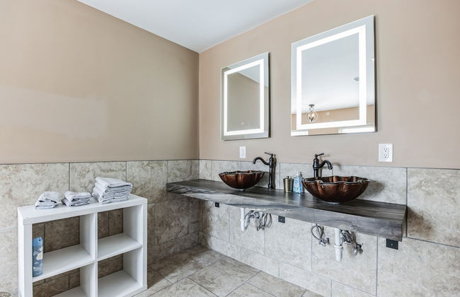 Elegant 5br Townhome In Prime Location 5 Bedroom Townhouse by RedAwning - Photo 23