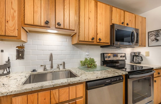 Cozy Seven Springs 1 Bedroom Deluxe Condo with Private Deck by RedAwning - Save 10% on 3 Nights, 15% on 5 Nights! - Foto 4