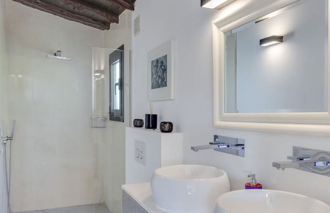 Ibizian Villa With Sea-views - Photo 22