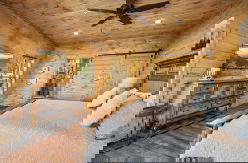 Foto 6 - Moonshine Mountain Lodge 5 Bedroom Cabin by RedAwning