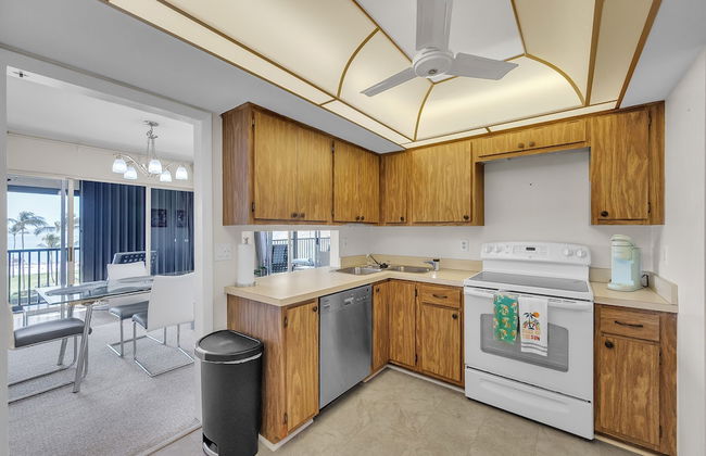 Gulf-view Condo With Resort-style Amenities 2 Bedroom Condo - Photo 8