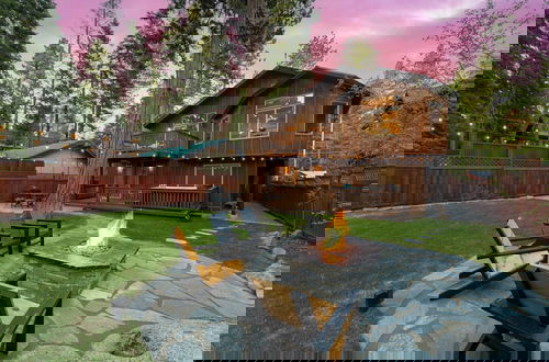 Foto 39 - Washoe Chalet by Avantstay Game Room, Hot Tub, Putting Green & Fire Pit