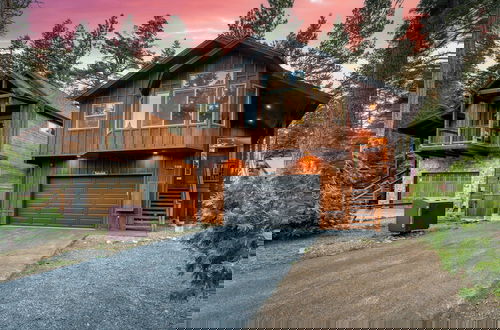 Foto 45 - Washoe Chalet by Avantstay Game Room, Hot Tub, Putting Green & Fire Pit