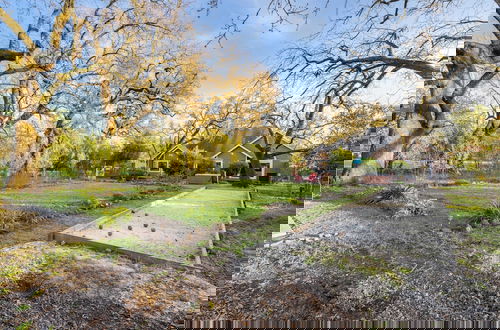 Photo 4 - Valley of the Moon by Avantstay Tranquil Escape, Large Yard w/ Hot Tub & Fire Pit