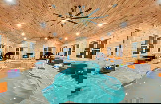 Foto 1 - Grand Timber by Avantstay Indoor Pool, Sports Court, Game Room, & More!