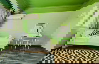 Foto 3 - Distinct & Decent 2 BDR Apt. Steps From Nightlife and Airport