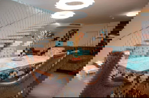 Foto 9 - Sunset Serenity Villa With Pool, Gym and Sauna