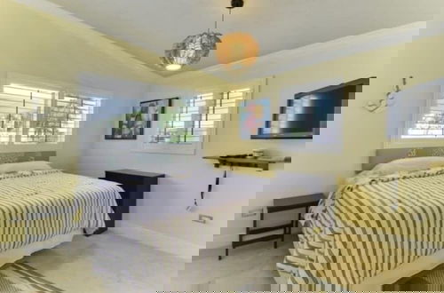 Foto 2 - Beautifully Remodeled Roomy Single Family Stilt Home, 2 Bedroom Home by RedAwning