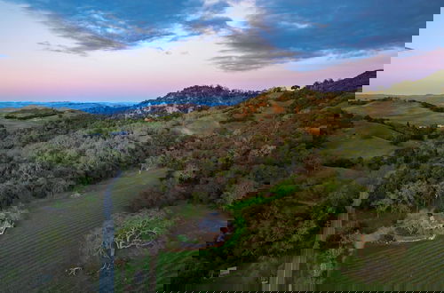 Foto 43 - Luxury Wine Country Haven + Vineyard Views Near Top Wineries Adelaida Farmhouse