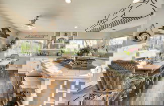 Foto 3 - Luxury Wine Country Haven + Vineyard Views Near Top Wineries Adelaida Farmhouse
