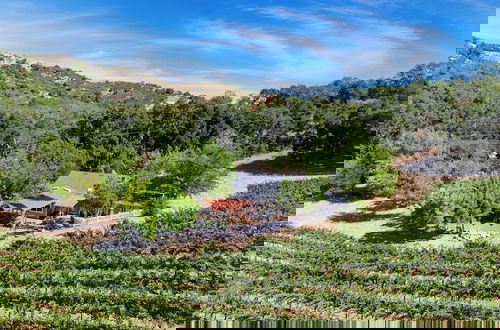 Foto 54 - Luxury Wine Country Haven + Vineyard Views Near Top Wineries Adelaida Farmhouse