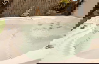 Foto 2 - Nualas Lodge Private Hot Tub Escape