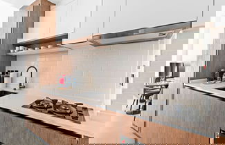 Foto 3 - Modern Studio in Al Furjan With Pool and gym