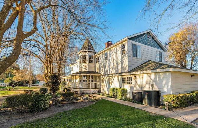 Victorian Manor In Paso Robles Wine Country + Pool, Hot Tub, Firepit, Tennis Court Sleeps 28 - Foto 6