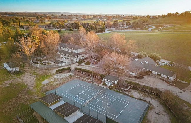 Victorian Manor In Paso Robles Wine Country + Pool, Hot Tub, Firepit, Tennis Court Sleeps 28 - Foto 40