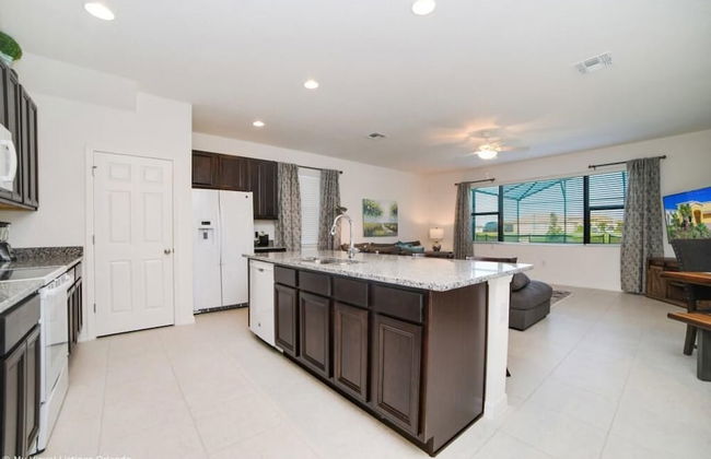 Spacious Family Villa w Pool Themed Bedrooms - Photo 6