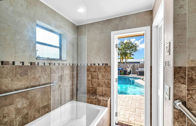 Family-friendly 5BR Home w/ Heated Pool & Parking - Foto 29