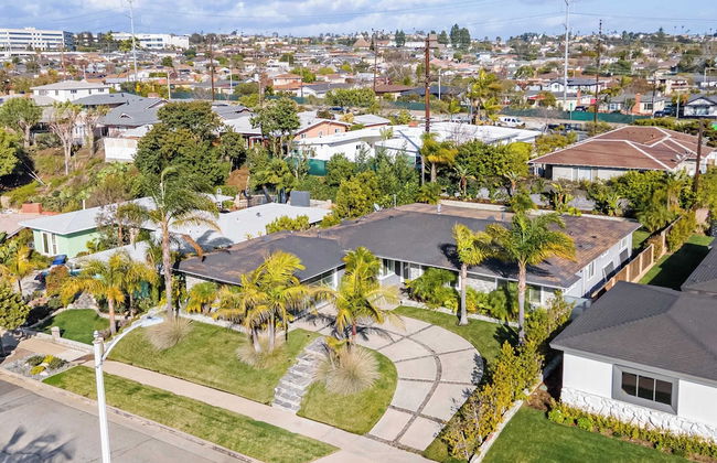 Luxury Oasis w/ Pool + Hot Tub, Fire Pit, Pool Table Flight Ave by Avantstay - Foto 32