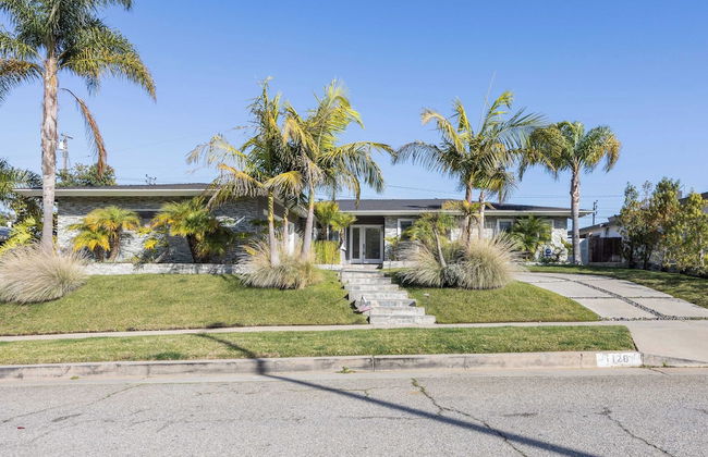 Luxury Oasis w/ Pool + Hot Tub, Fire Pit, Pool Table Flight Ave by Avantstay - Foto 48