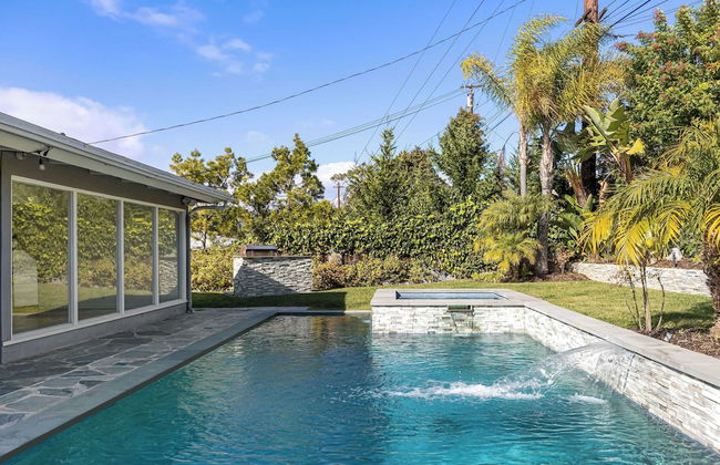 Luxury Oasis w/ Pool + Hot Tub, Fire Pit, Pool Table Flight Ave by Avantstay - Foto 40