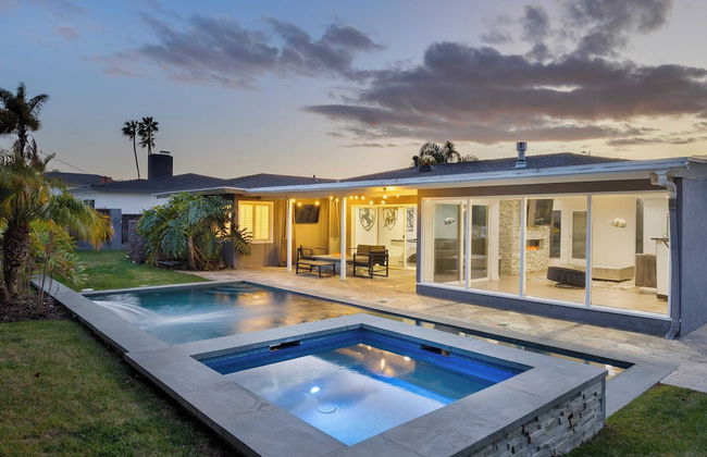 Luxury Oasis w/ Pool + Hot Tub, Fire Pit, Pool Table Flight Ave by Avantstay - Foto 1