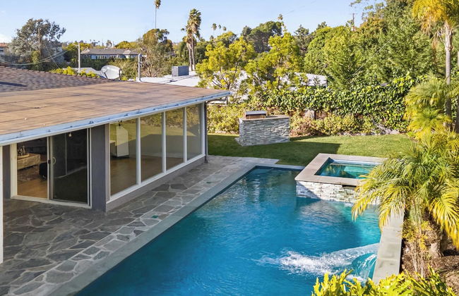 Luxury Oasis w/ Pool + Hot Tub, Fire Pit, Pool Table Flight Ave by Avantstay - Foto 5