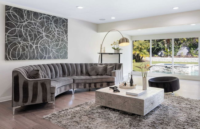 Luxury Oasis w/ Pool + Hot Tub, Fire Pit, Pool Table Flight Ave by Avantstay - Foto 4