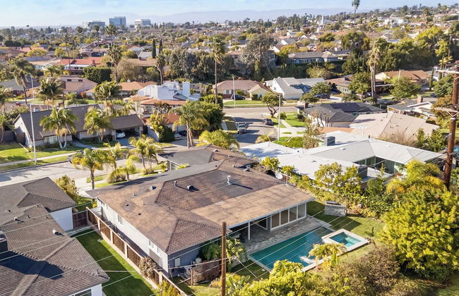 Luxury Oasis w/ Pool + Hot Tub, Fire Pit, Pool Table Flight Ave by Avantstay - Foto 11