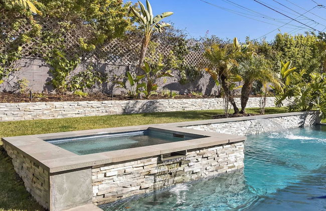 Luxury Oasis w/ Pool + Hot Tub, Fire Pit, Pool Table Flight Ave by Avantstay - Foto 33