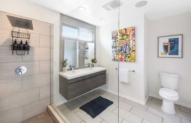 Luxury Oasis w/ Pool + Hot Tub, Fire Pit, Pool Table Flight Ave by Avantstay - Foto 12