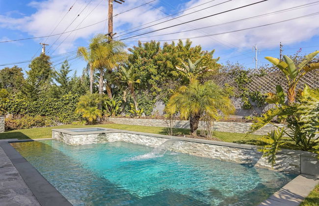 Luxury Oasis w/ Pool + Hot Tub, Fire Pit, Pool Table Flight Ave by Avantstay - Foto 43