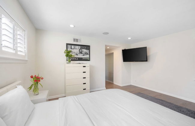 Luxury Oasis w/ Pool + Hot Tub, Fire Pit, Pool Table Flight Ave by Avantstay - Foto 17