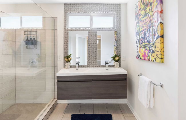 Luxury Oasis w/ Pool + Hot Tub, Fire Pit, Pool Table Flight Ave by Avantstay - Foto 8