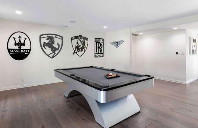 Luxury Oasis w/ Pool + Hot Tub, Fire Pit, Pool Table Flight Ave by Avantstay - Foto 9