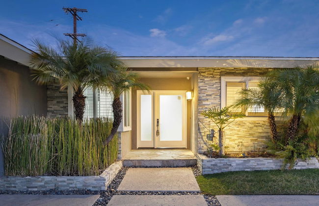 Luxury Oasis w/ Pool + Hot Tub, Fire Pit, Pool Table Flight Ave by Avantstay - Foto 7