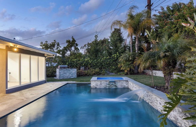 Luxury Oasis w/ Pool + Hot Tub, Fire Pit, Pool Table Flight Ave by Avantstay - Foto 35