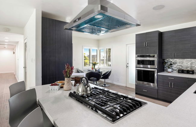 Luxury Oasis w/ Pool + Hot Tub, Fire Pit, Pool Table Flight Ave by Avantstay - Foto 27