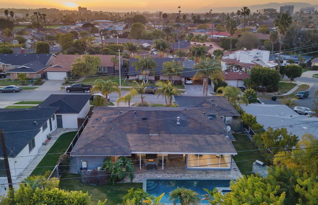 Luxury Oasis w/ Pool + Hot Tub, Fire Pit, Pool Table Flight Ave by Avantstay - Foto 21